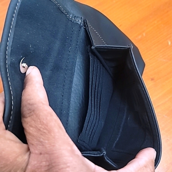 RELIC WOMEN'S SMALL CROSSBODY BAG/PURSE BLACK LEATHER - Picture 6 of 12